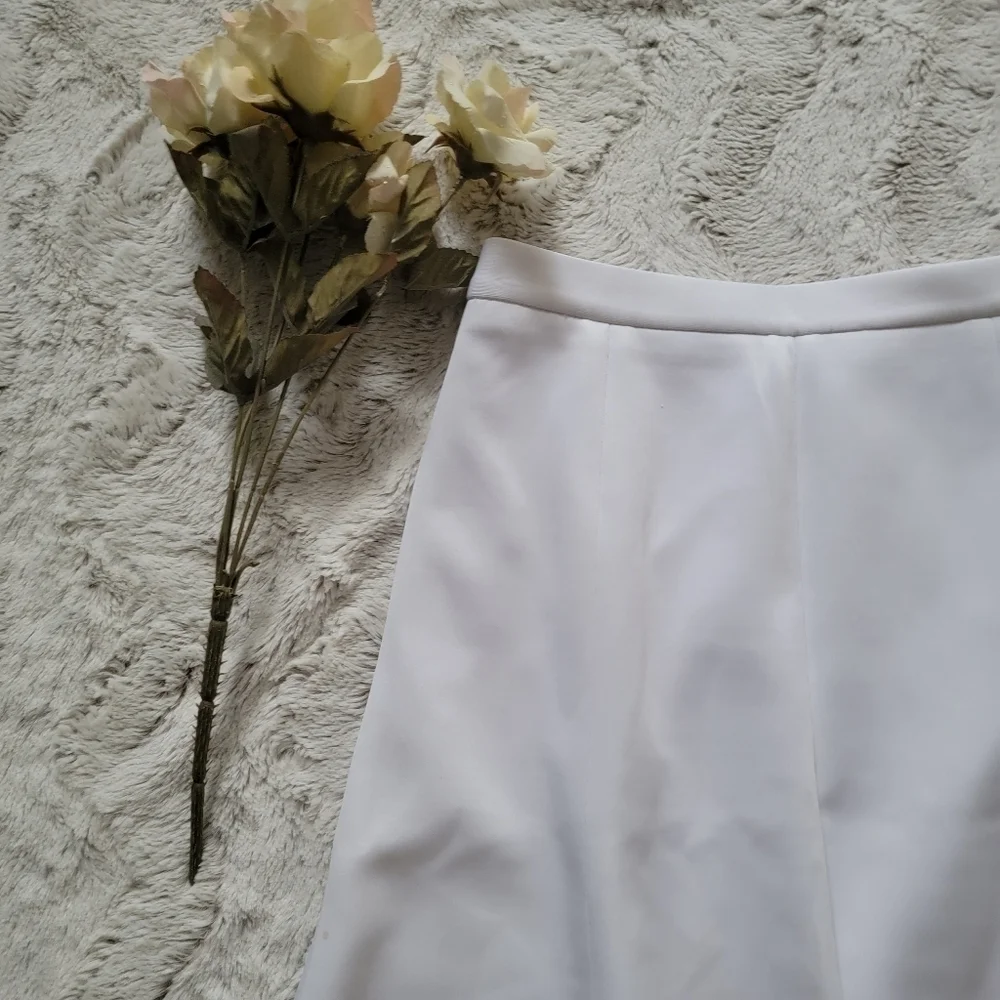 ✨️CL Isacc Mizrahi White Flare Fitted Skirt Thick Material‎ Size S